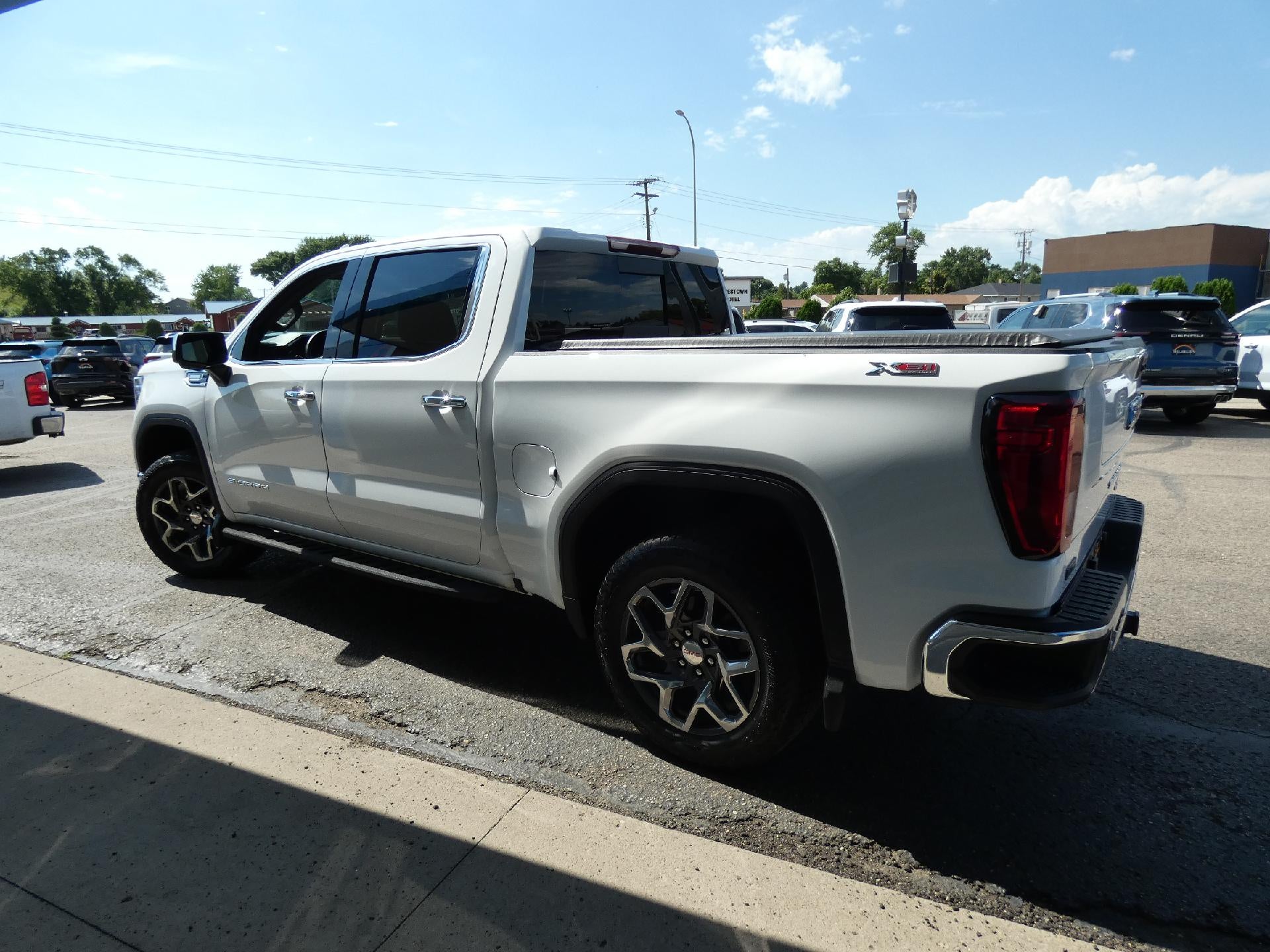 2025 GMC Sierra 1500 SLT